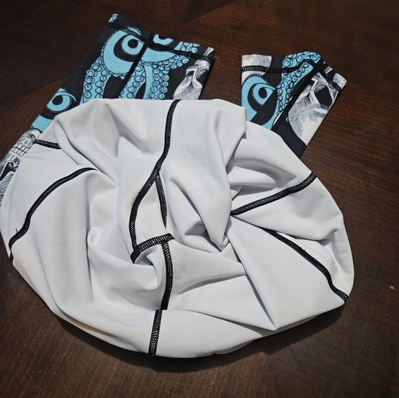 Constantly Varied Gear Kraken Skulls Capris - small - Picture 3 of 3